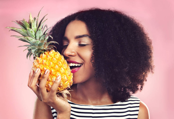 Hayat sana limon verdiğinde, onları sat ve ananas al. Ananasla poz veren güzel bir genç kadının stüdyo fotoğrafı. - Fotoğraf, Görsel