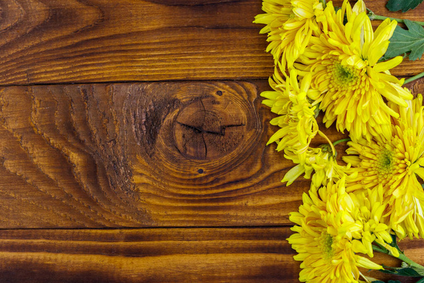 Chrysanthèmes jaunes sur fond en bois. Vue du dessus, espace de copie - Photo, image
