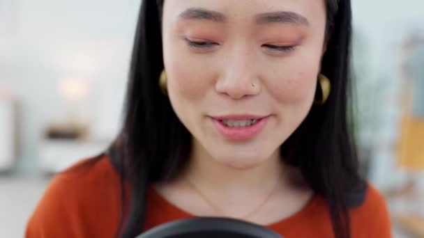 Asyalı kadın, mikrofon ve podcast, etkili ve sunucu çevrimiçi izleyicilerle konuşuyor. Sunucu, podcaster ve Japonya 'dan mutlu kadın radyo talk show, canlı yayın ses veya yayın için mikrofon - Video, Çekim
