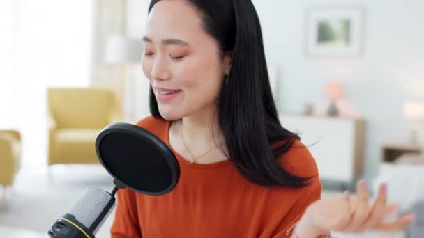 Microfoon, thuisstudio en vrouw die een podcast opnemen voor de radio of social media platform. Gelukkige, creatieve en Japanse influencer in gesprek met mic op een live streaming netwerk voor online publiek - Video