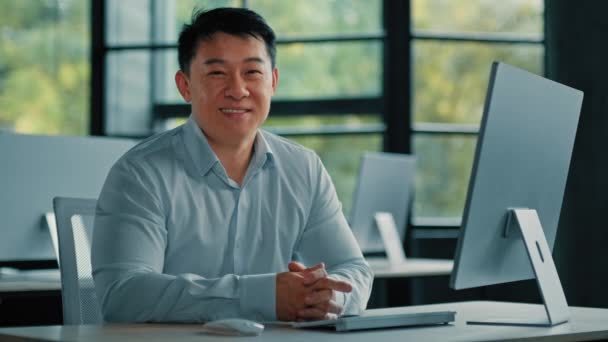 Ázsiai japán koreai kínai férfi felső menedzser 40-es évek üzletember munkás munkáltató főnök csapat vezetője ül irodájában a modern üzleti cég boldog sikeres sikeres férfi szakmai portré - Felvétel, videó
