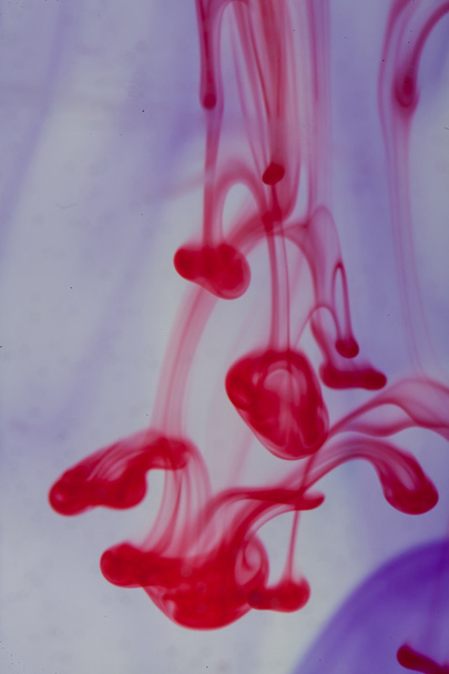 水に赤と紫の液 - 写真・画像
