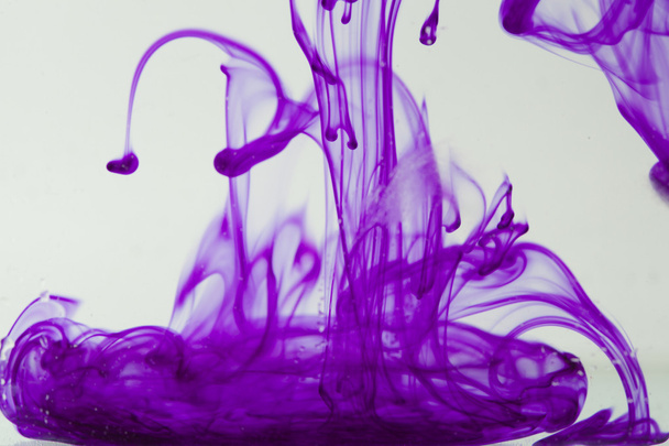 Líquido violeta en agua
 - Foto, imagen