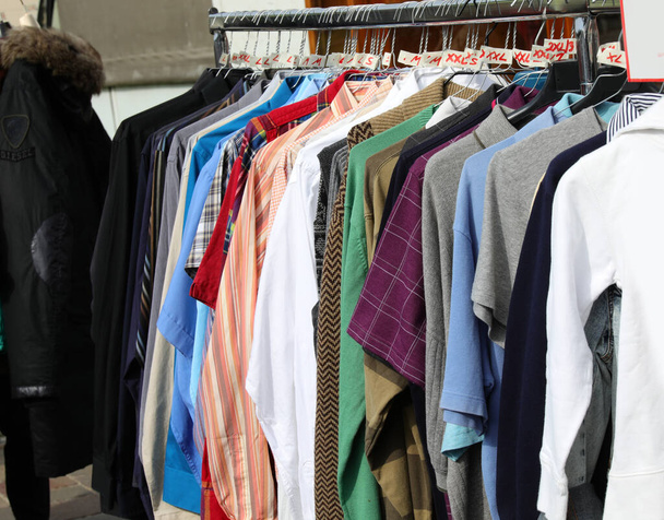 винтажная одежда в киоске на блошином рынке - Фото, изображение