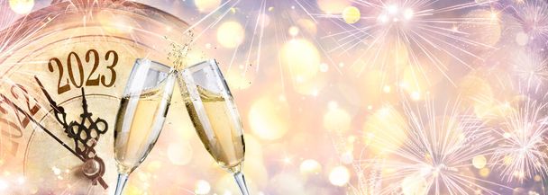 2023 - Celebración de Año Nuevo con champán y reloj - Luces Bokeh desenfocadas abstractas - Foto, imagen