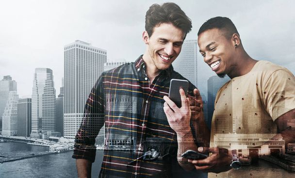 Вы видели этот пост? Студийный снимок двух молодых людей, использующих мобильный телефон вместе на сером фоне - Фото, изображение