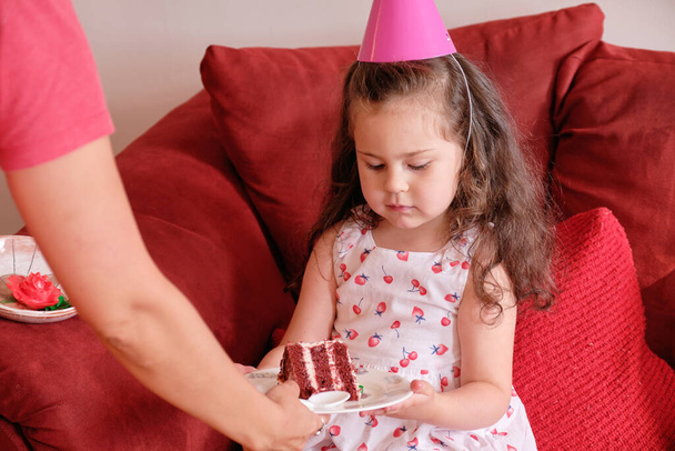 1歳の誕生日のお祝いと初めてこの子のケーキを食べる時 - 写真・画像