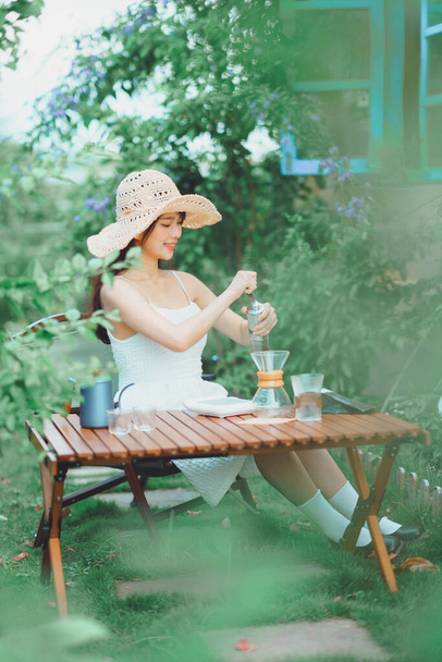 Девушка делает кофе во дворе - Фото, изображение