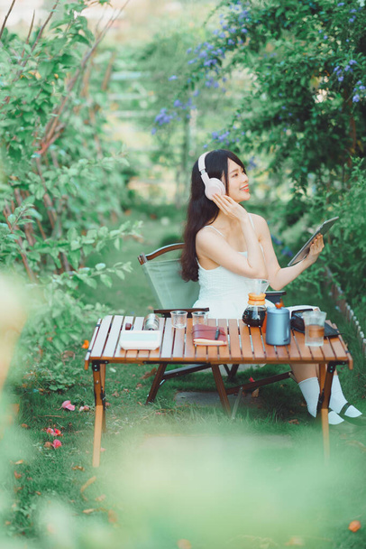 asiático niñas escuchar música mientras camping - Foto, Imagen