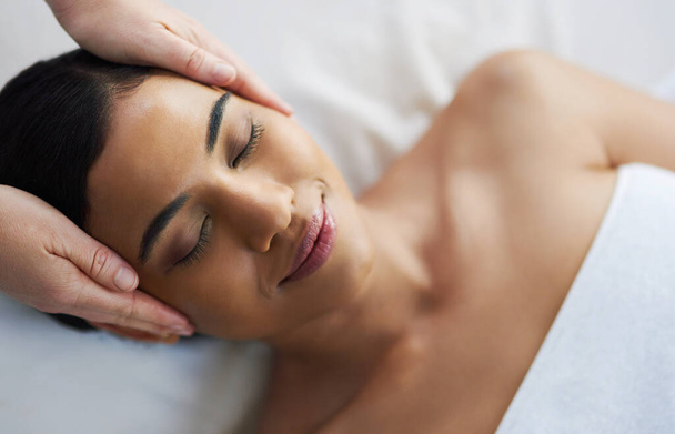 Gelukkige lichamen worden gemaakt op een massagetafel. een aantrekkelijke jonge vrouw het krijgen van een massage in een spa - Foto, afbeelding