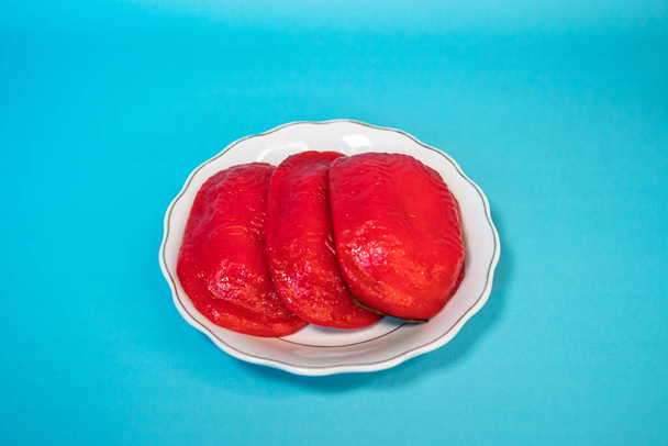 Traditionelle Snacks, die oft in Indonesien zu finden sind, kue ku oder kue tok, ein feurig roter Kuchen gefüllt mit feinen grünen Bohnen - Foto, Bild
