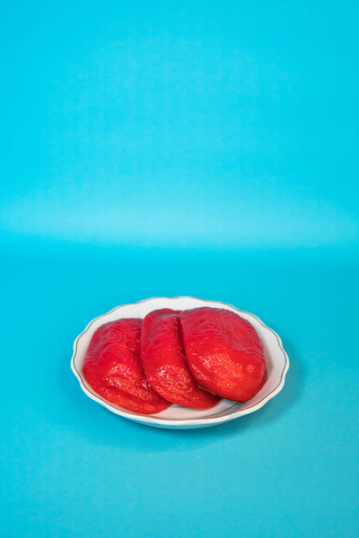 Traditionelle Snacks, die oft in Indonesien zu finden sind, kue ku oder kue tok, ein feurig roter Kuchen gefüllt mit feinen grünen Bohnen - Foto, Bild