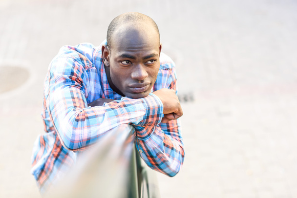Hombre negro vistiendo ropa casual en el fondo urbano
 - Foto, Imagen