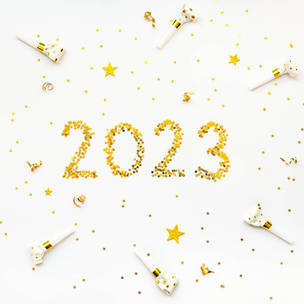 Nieuwe 2023 Jaar gouden ster vormige confetti viering achtergrond. - Foto, afbeelding