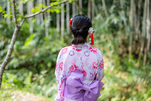 Vue arrière de la femme porter yukata dans le parc - Photo, image