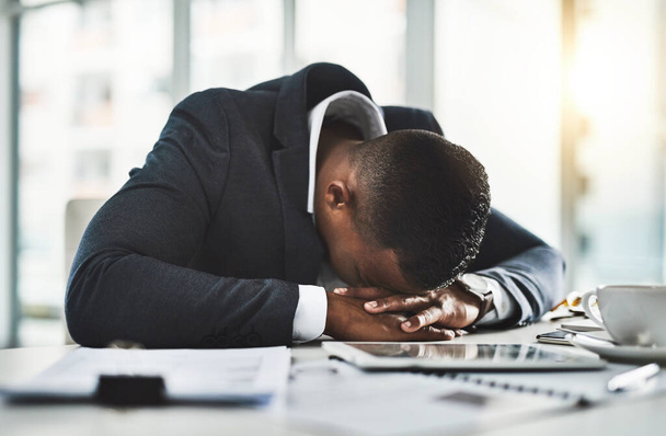 Le travail a été rude. un jeune homme d'affaires dormant à son bureau après une longue et fatigante journée - Photo, image