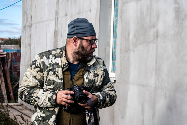 Ukraine, Kherson - October 19, 2022 Jan Husar at the Kherson front line, this outstanding journalist, photographer and great reporter covers the war in Ukraine and in the conflict zones - Zdjęcie, obraz