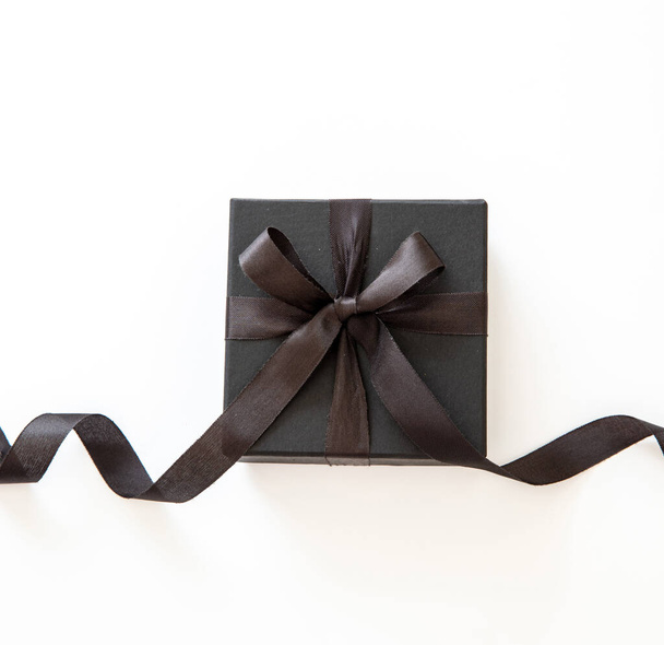 Caixa de presente com fita preta isolada contra fundo branco, Black Friday Sale e Natal apresenta conceito. - Foto, Imagem