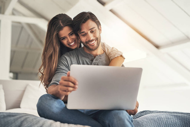Desfrutando de conectividade juntos. um atraente jovem casal passar tempo de qualidade em casa - Foto, Imagem