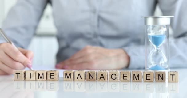 Geschäftsmann erstellt Zeitmanagement-Plan. Motivation für den Erfolg im Geschäftskonzept - Filmmaterial, Video
