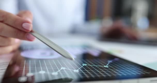 Analist bestudeert financiële business grafieken op tablet. Marketing toepassingen voor business concept - Video