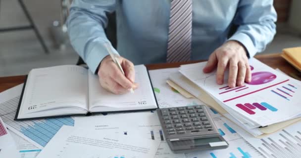 Empresario calcula los ingresos financieros en la calculadora y abre el correo. Concepto de desarrollo y planificación empresarial - Imágenes, Vídeo