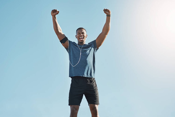 Pocit, který máte, když jste dosáhli svých fitness cílů. hezký mladý muž běžec venku - Fotografie, Obrázek