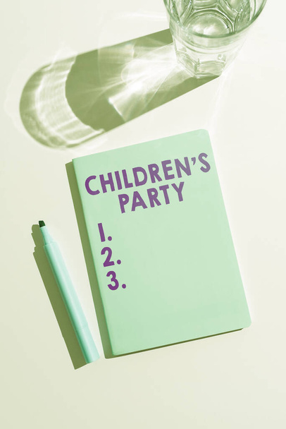 "Çocuklar için parti", "Sosyal toplanma" ya da "çocuklar için eğlence" kelimelerini gösteren bir metin. - Fotoğraf, Görsel