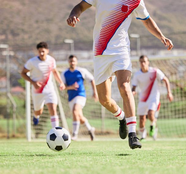 サッカー、チーム、スポーツゲーム、フィットネスや屋外でフィールド上のボールと運動で実行されます。サッカー場のゴール、スコアまたは試合ポイントの攻撃にサッカー選手のグループ. - 写真・画像