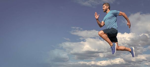 Hombre saltando, pancarta con espacio para copiar. joven y libre. velocista. deportista correr rápido para ganar. actividad de entrenamiento - Foto, imagen