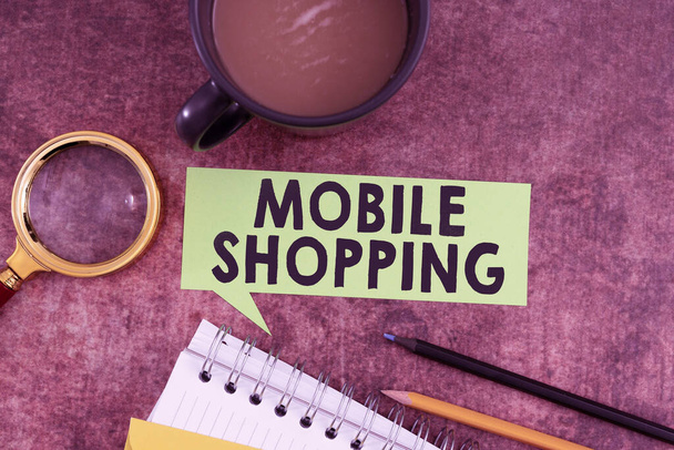 Inspiraatio osoittaa merkki Mobile Shopping, Business yleiskatsaus ostaa kauppatavaraa tehdään matkapuhelimella - Valokuva, kuva