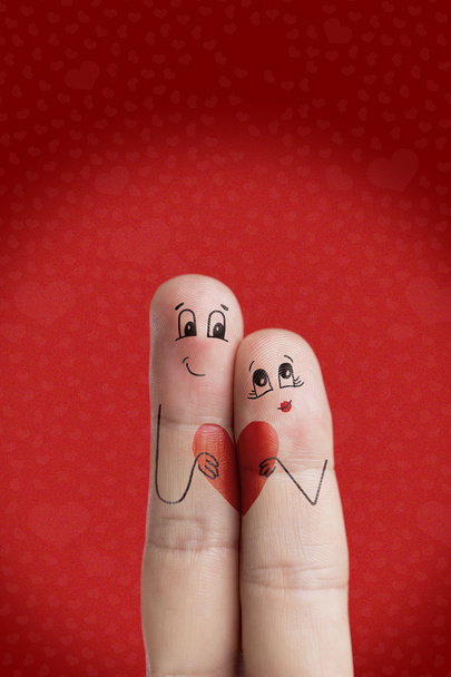 Los amantes están abrazando y sosteniendo el corazón rojo. Feliz San Valentín tema de la serie. Imagen de stock
 - Foto, imagen