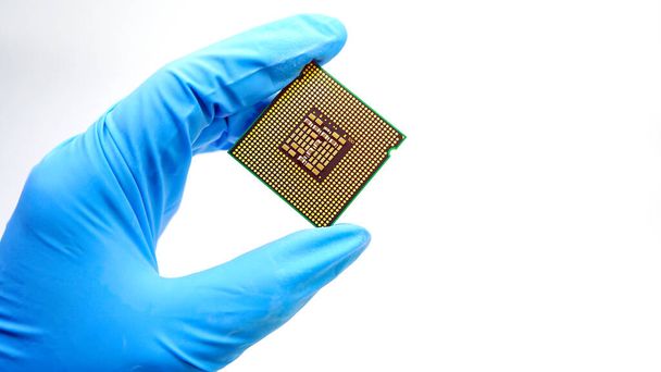 Ingenieur hand bedrijf cpu chipset - Foto, afbeelding