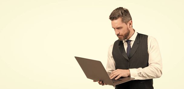 obsazeno obchodní muž s notebookem izolované na bílém pozadí, kopírovat prostor, obchod. - Fotografie, Obrázek