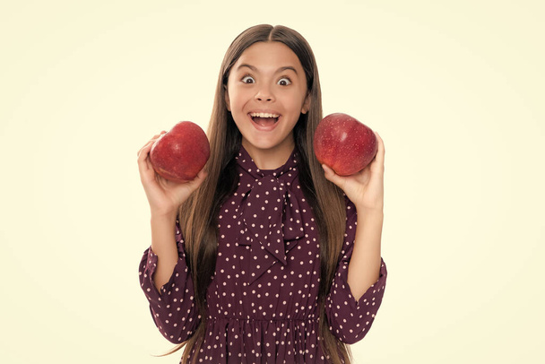 Nastoletnie dziecko z jabłkiem, odosobniony portret - Zdjęcie, obraz