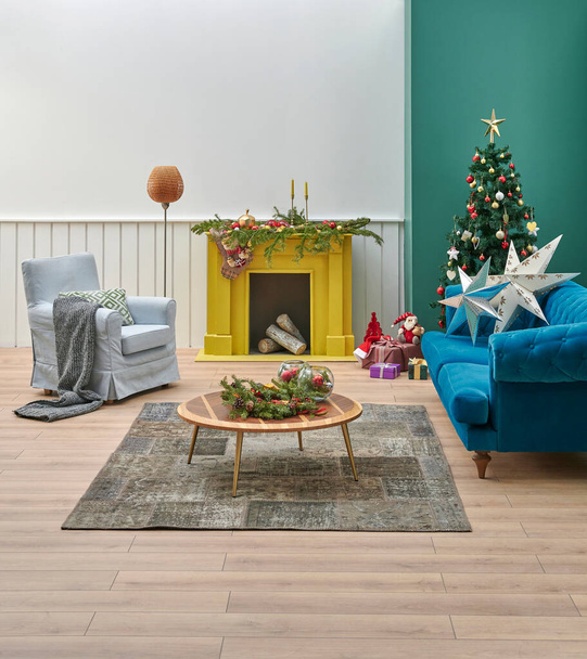 Fehér és zöld fal újévi karácsonyi stílus, kandalló belső koncepció és szőnyeg design, kanapé fotel bútorok. - Fotó, kép