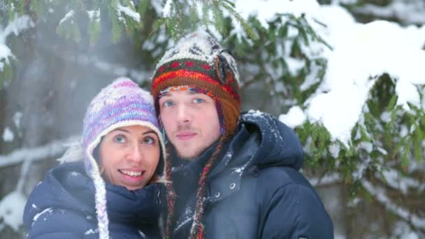 Jovem casal feliz em uma floresta de inverno
. - Filmagem, Vídeo