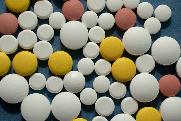 Tabletten verstreut, medizinische Tabletten. Ängste - Foto, Bild