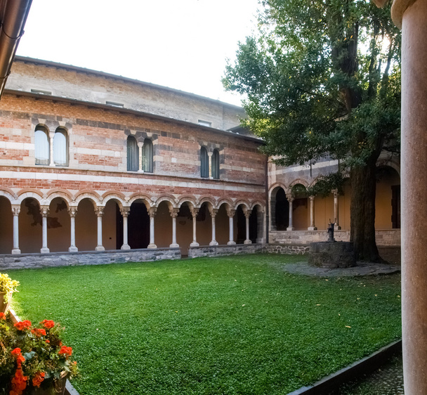 Abadia de Piona, pátio interior e claustro
 - Foto, Imagem
