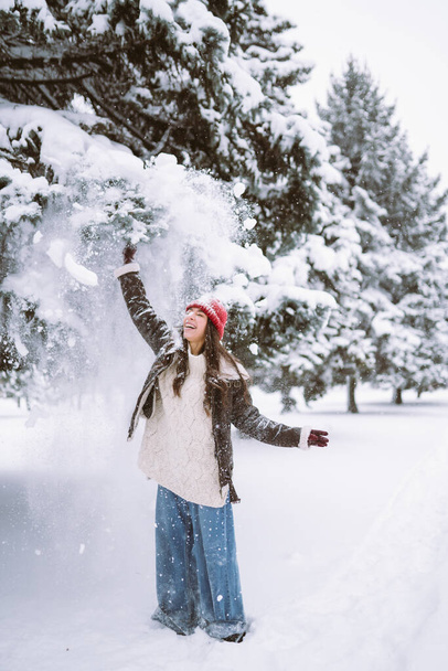 Beautiful Woman Wearing Fashionable Winter Clothes walking in winter nature. Holidays, rest, travel concept. - Foto, imagen