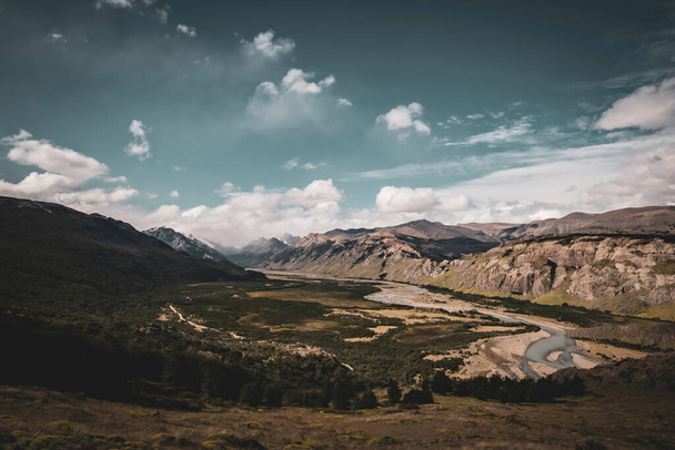 Pohled na Rio De Las Vueltas, Řeka zatáček údolí v národním parku Los Glaciares, El Chalten, Patagonia Argentina - Fotografie, Obrázek