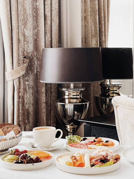 Luxe hotel en vijf sterren roomservice, diverse gerechten schotels, brood en koffie als ontbijt op de kamer voor reizen en gastvrijheid merk - Foto, afbeelding