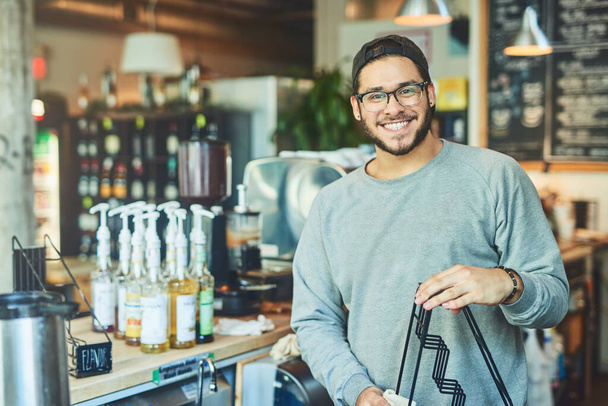Готовы начать бизнес и работать весь день. Портрет молодого человека, работающего в кафе - Фото, изображение