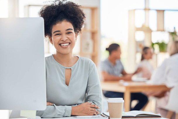 Onnellinen, tyytyväinen ja luottavainen musta nainen liike istuu hänen työpöytä toimistossa. Yritys, menestys ja visio onnellinen naispuolinen työntekijä työskentelee tietokoneella huoleton hymy. - Valokuva, kuva