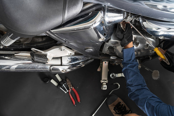 オートバイの機械、人々はオートバイを修理している仕事にレンチとドライバーを使用してください。 - 写真・画像