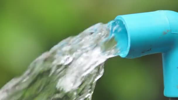 Ajatus puhtaan veden hallinnasta ihmisille. Putkistoista virtaava puhdas vesi kotitalouksille ja köyhille - Materiaali, video