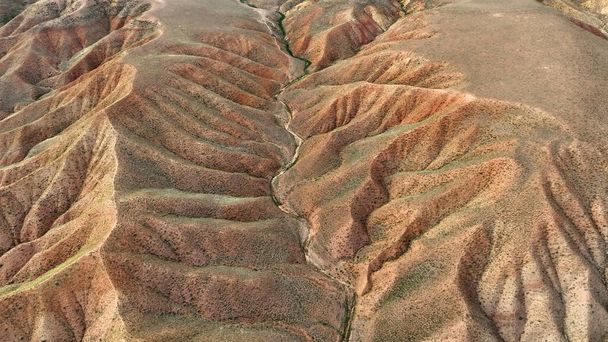 Фотографии с беспилотника гор в Аксарае, Турция. Вид на коричневую гору с высоты птичьего полета.  - Фото, изображение