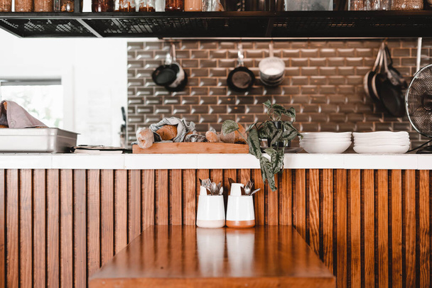 table et couverts dans une cuisine de restaurant - Concept de style de vie - Photo, image