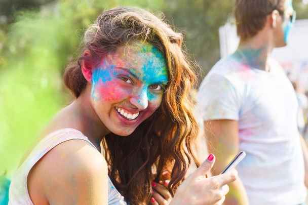 Portret van gelukkig jong meisje op holi kleur festival - Foto, afbeelding
