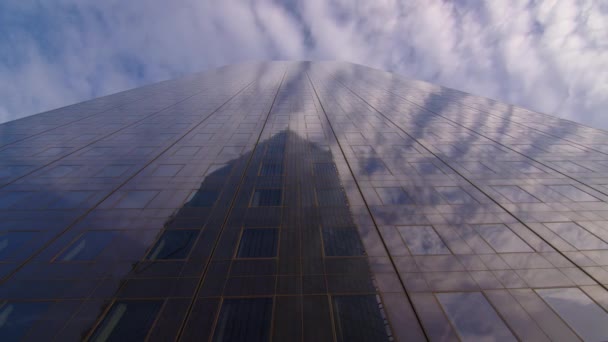 Manhattan finans bürosu gökdelen binasına pencere inşa ediyor ve birçok başarılı şirketlerin ofisleri var. Kiralık ve ticari amaçlı gayrimenkul. Zaman aşımı finansal bölge. - Video, Çekim